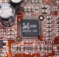 Микросхема звуковой карты стандарта AC97, размещенная на материнской плате